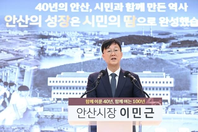 -이민근 안산시장이 지난달 21일 신년 기자간담회에서 첨단로봇과 AI 기반 대전환의 원년을 열겠다는 포부를 밝히고 있다 사진 안산시