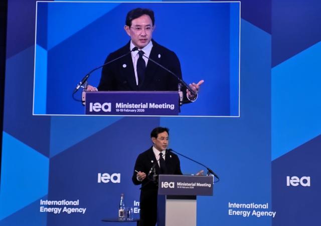 NSP통신-최윤범 고려아연 회장이 IEA 각료이사회 중 개최된 정부-산업계 토론회: 핵심광물 공급망 세션에서 발언하고 있는 모습 (사진 = 고려아연 제공)