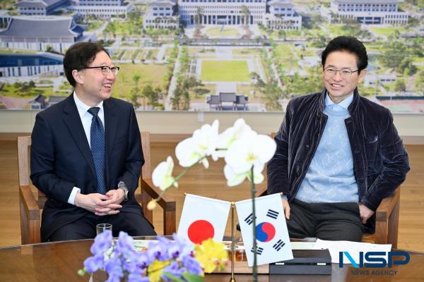 NSP통신-이철우 경상북도지사는 19일 오츠카 츠요시(大塚　剛) 駐부산일본국총영사관 총영사를 접견하고 지방정부 간 교류 현안과 협력 방안에 대해 의견을 나눴다. (사진 = 경상북도)