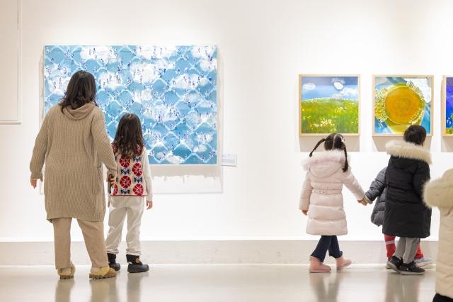 NSP통신-어린이 체험 전시 미술관의 동물원 - 종이의 발견 관람 모습. (사진 = 용인문화재단)