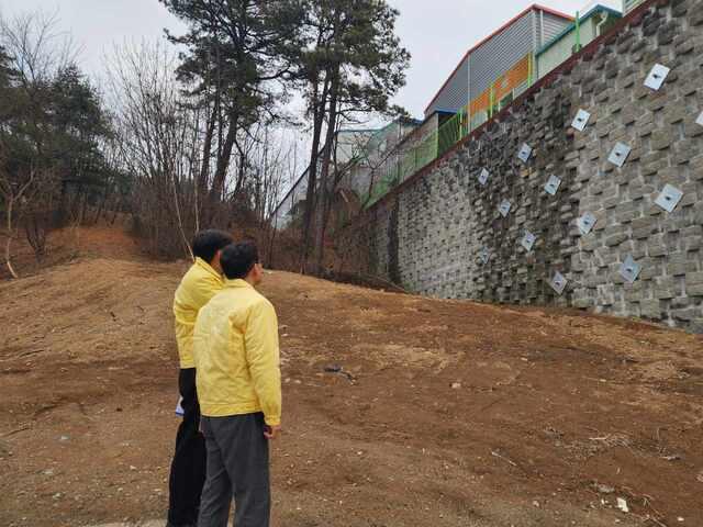 -윤성진 화성시 제1부시장이 해빙기 급경사지 붕괴위험지역을 찾아 옹벽 상태를 점검하고 있다 사진 화성시