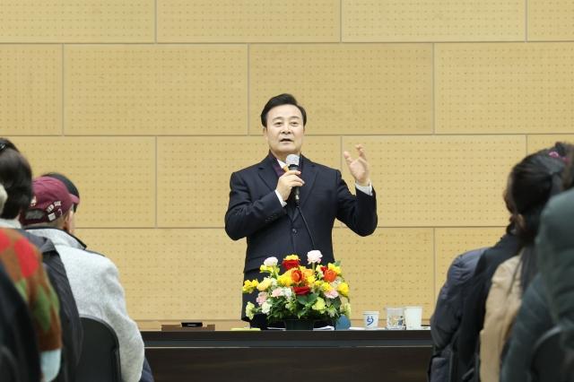 -김성제 의왕시장이 19일 청계동주민센터에서 열린 2026 새해 시정설명회에서 주민들과 대화를 하고 있다 사진 의왕시