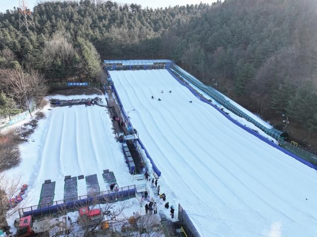 -시민들이 안산썰매장을 이용하고 있다 사진 안산도시공사