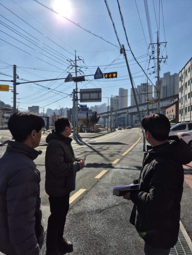 NSP통신-용인특례시 처인구 관계자들이 3월 1일 용인FC 개막전이 열리는 용인미르스타디움 주변을 점검하고 있다. (사진 = 용인특례시)