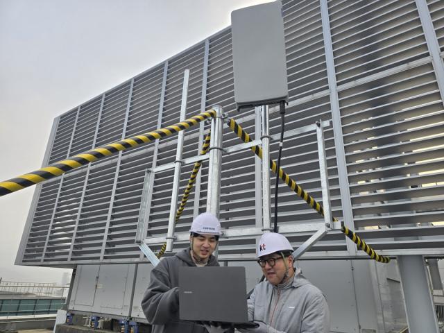 NSP통신-KT(대표이사 김영섭)가 삼성전자와 함께 개발한 7GHz 초고집적 다중 안테나 기술 검증을 진행하는 모습 (사진 = KT 제공)