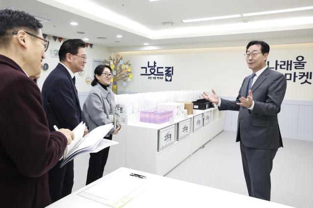 -정명근 화성시장오른쪽이 리모델링 중인 그냥드림 사업장 내부를 점검하고 있다 사진 화성시