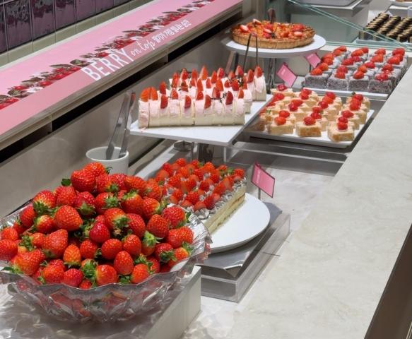 NSP통신-애슐리퀸즈 마곡점에 진열된 생딸기 바스켓과 딸기 디저트 (사진 = 이랜드이츠 제공)