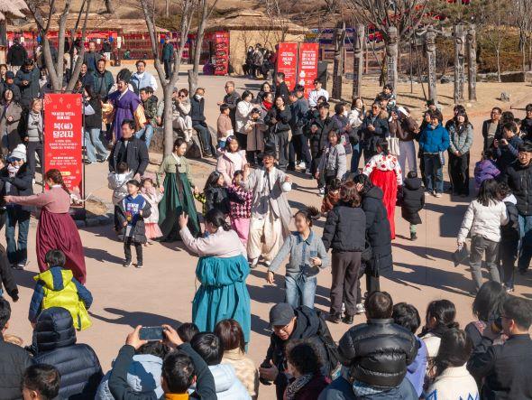 NSP통신-선비문화테마파크 설맞이한마당 말(馬)랑 말(馬)랑 선비세상 행사는 바쁘게 다녀오는 명절 대신 머물고 싶은 명절이라는 새로운 풍경을 제안하며 영주를 찾은 귀성객과 관광객들에게 잊지 못할 겨울 추억을 선사했다. (사진 = 영주시)