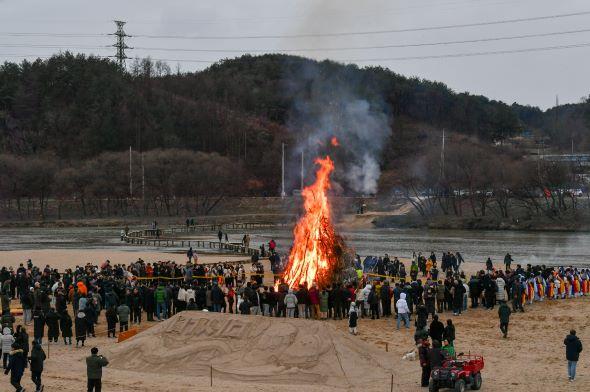 NSP통신-2026년 정월대보름 민속행사는 오는 3월 3일 제27회 영주 순흥초군청 민속문화제(선비촌 일원), 제14회 소백산텃고을 정월대보름 달집태우기(풍기읍 남원천변), 2026 무섬마을 정월대보름 달집태우기(무섬마을 강변 백사장) 등 3개 행사로 개최될 예정이다. (사진 = 영주시)