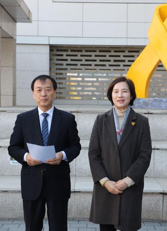 NSP통신-19일 김거성 2022년 경기도교육감 예비후보(전 대통령비서실 시민사회수석)가 유은혜 경기도교육감 예비후보 공식 지지 선언을 하고 함께 기념촬영을 하는 모습. (사진 = 유은혜캠프)