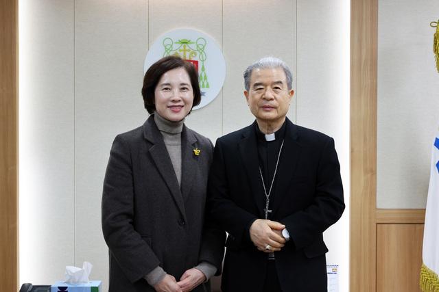 NSP통신-20일 유은혜 경기도교육감 예비후보(왼쪽)가 한국천주교주교회 의장 겸 수원교구장 이용훈(마티아) 주교와 기념촬영을 하고 있다. (사진 = 유은혜캠프)