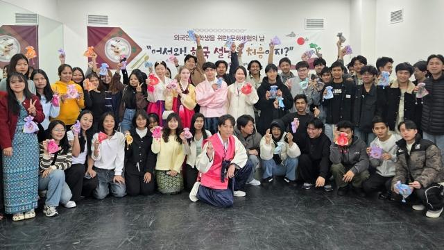 NSP통신-﻿김포대 글로벌캠퍼스에서 외국인 유학생이 참여한 가운데 개최된 설 명절 문화체험의 날 행사 단체 기념촬영 모습. (사진 = 김포대학교)