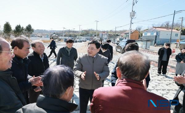 NSP통신-주낙영 경주시장이 지난 19일 감포읍 가곡항(대본 1·2리 일원)을 방문해 가곡항 어촌뉴딜300사업의 막바지 공정 현황을 점검하며 현장 중심 행정을 이어갔다. (사진 = 경주시)
