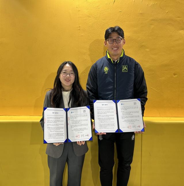 NSP통신-20일 수원시·장안리틀풋볼아카데미 관계자가 협약식 후 기념촬영을 하고 있다. (사진 = 수원시)