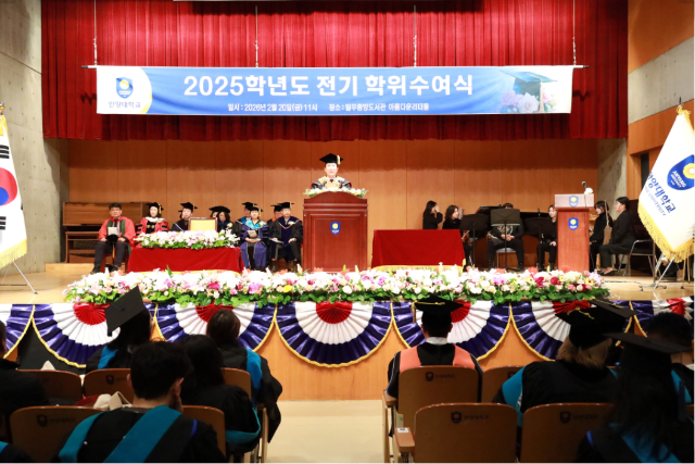 NSP통신-안양대학교 아름다운리더홀에서 열린 2025학년도 전기 학위수여식에서 장광수 총장이 축사를 하고 있다. (사진 = 안양대학교)
