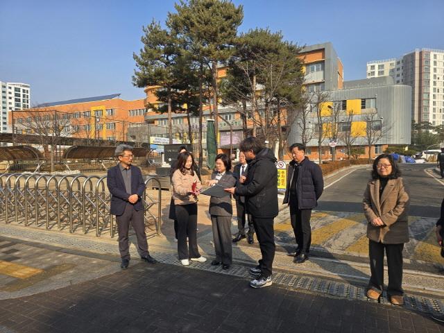 NSP통신-20일 이애형 경기도의원이 수원시 관내 곡정고·권선중·남수원초등학교를 방문해 교육 환경을 점검하고 학교의 주요 현안사항을 청취하고 있다. (사진 = 경기도의)