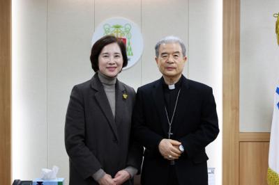 [NSP NEWS Image]유은혜 경기교육감 예비후보, 이용훈 마티아 주교와 미래교육 논의