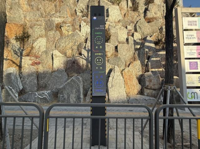 NSP통신-성남시 수정구 신흥2동 보행로 구간에 설치한 스마트 하수 악취 저감 시설 모습. (사진 = 성남시)