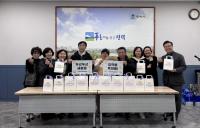 [NSP PHOTO]평택시 용이동 지역사회보장협의체, 초중 입학생 21명에 축하선물 지원