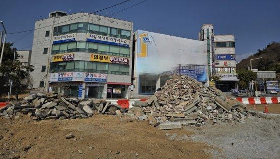 NSP통신-광양시 컨부두사거리 일원 예비후보 선거사무실 앞 도로 현장 폐기물