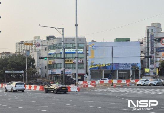 NSP통신-광양시 컨부두사거리 일원 예비후보 선거사무실 앞 도로 현장 폐기물 덮개