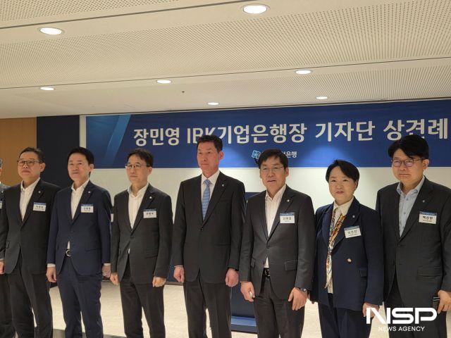 NSP통신-지난 20일 장민영 기업은행장(왼쪽 네번째)이 기업은행 부행장들과 출입기자단 상견례에서 기념촬영을 하고 있다. (사진 = 강수인 기자)