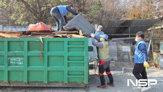 NSP통신-봉사단 폐가전과 생활폐기물 반출 및 분리수거 (사진 = 광양시청)