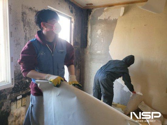 NSP통신-봉사단 도배·장판 교체 작업 (사진 = 광양시청)