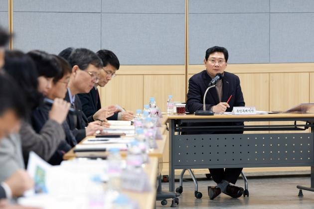 NSP통신-23일 기흥구청에서 열린 간부 공무원 회의에서 이상일 시장이 발언하고 있다. (사진 = 용인특례시)