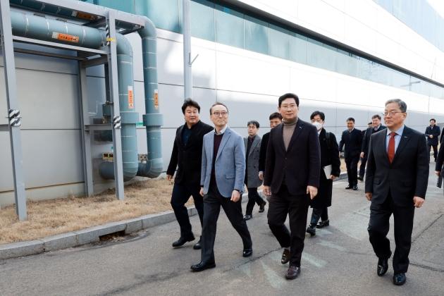 NSP통신-이상일 시장이 23일 간부회의 후 삼성전자 기흥캠퍼스 공장을 둘러보고 있다. (사진 = 용인특례시)