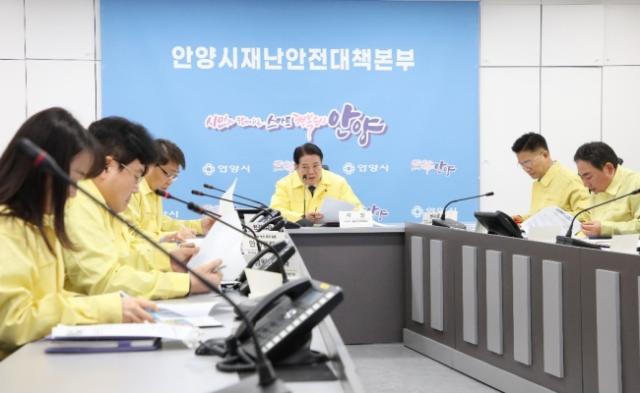 NSP통신-최대호 안양시장(중앙)이 23일 시청 8층 재난안전상황실에서 2026 봄철 산불방지 종합대책 회의를 주재하고 있다. (사진 = 안양시)