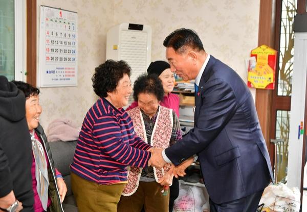 NSP통신-김한종 장성군수(사진 오른쪽)가 주민들과 반갑게 대화하고 있다. (사진 = 장성군)