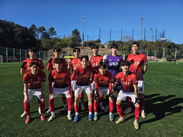 NSP통신-﻿김포대학교 축구부가 대경대를 상대로 6-0 완승을 거두며 20강 토너먼트 진출을 가장 먼저 확정했다. 사진은 김포대 축구부 선수들의 기념촬영 모습. (사진 = 김포대학교)