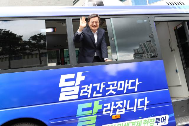 NSP통신-김동연 경기도지사가 지난해 8월 수원시 영통구 경기도청 앞에서 열린 민생경제 현장투어 버스 미디어 공개 행사에서 버스에 올라 인사를 하는 모습. (사진 = 경기도)