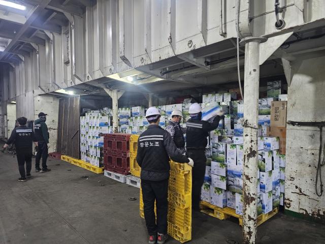 NSP통신-예년에 비해 급감한 우산고로쇠 수액이 소비자에게 전달되기 위해 울릉크루즈에 선적하고 있다 (사진 = 김민정 취재)