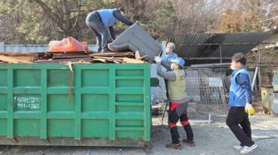 [NSP PHOTO]포스코 광양제철소 도배재능봉사단광양매화로타리클럽 직공장새마을운동광양시협의회 동절기 취약계층 주거환경개선 봉사 실천