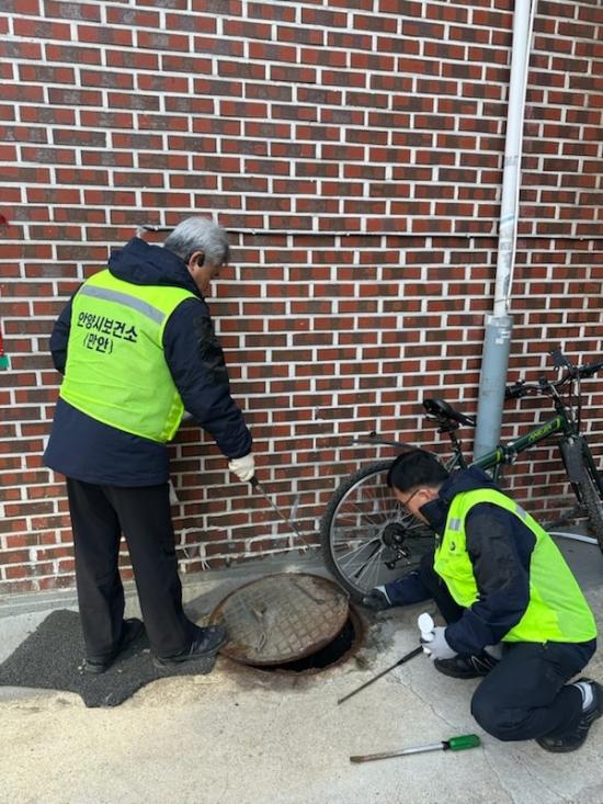 NSP통신-만안구보건소 방역소독반이 모기 유충을 구제하고 있다. (사진 = 안양시)