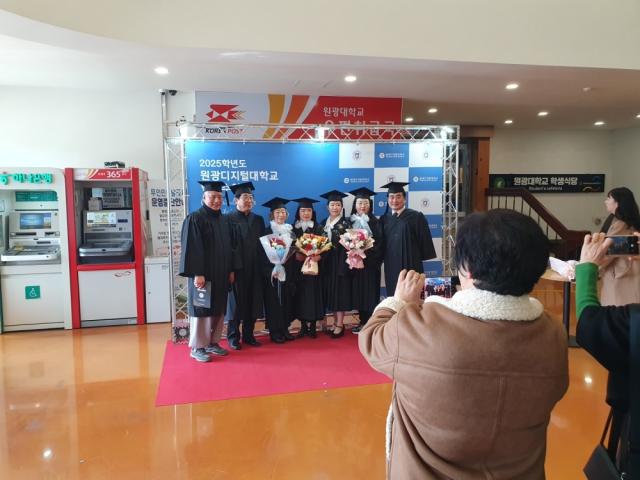 NSP통신-학위수여식에 앞서 기념사진을 찍는 졸업생들의 모습. (사진 = 원광디지털대)