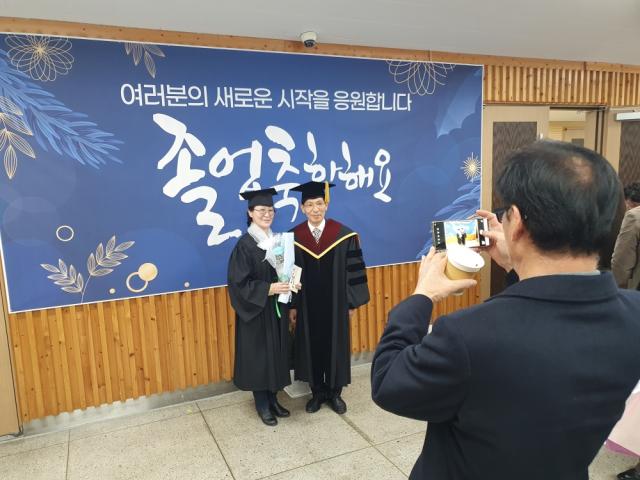 NSP통신-김윤철 총장(오른쪽)이 졸업생과 사진촬영을 하고 있다. (사진 = 원광디지털대)