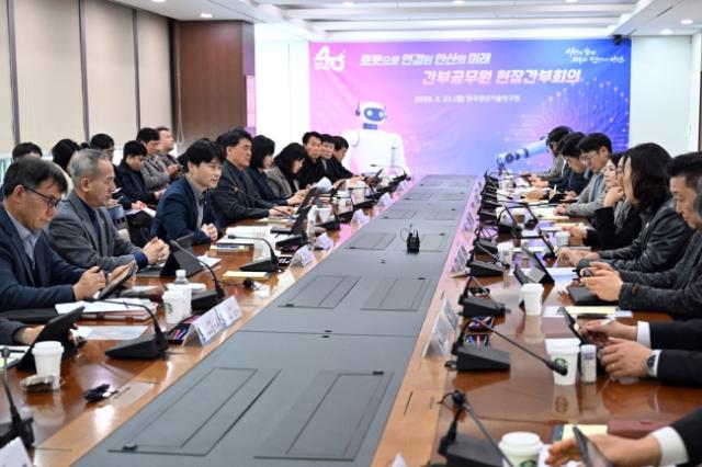 -허남석 안산시 부시장왼쪽 세번째이 23일 한국생산기술연구원에서 간부공무원 및 로봇 산업 관계자들과 함께 현장간부회의를 진행하고 있다 사진 안산시