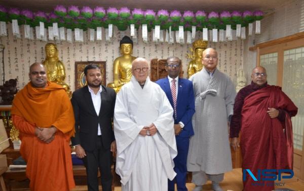 NSP통신-(왼쪽부터) 완사스님, 헤마찬드라 스리랑카 의회 의원이자 외교.고용.관광부 차관, 원감 해공 스님, 나단 주한스리랑카 대사, 인덕사 청산스님, 아리안 야너 스님. (사진 = 충효사)