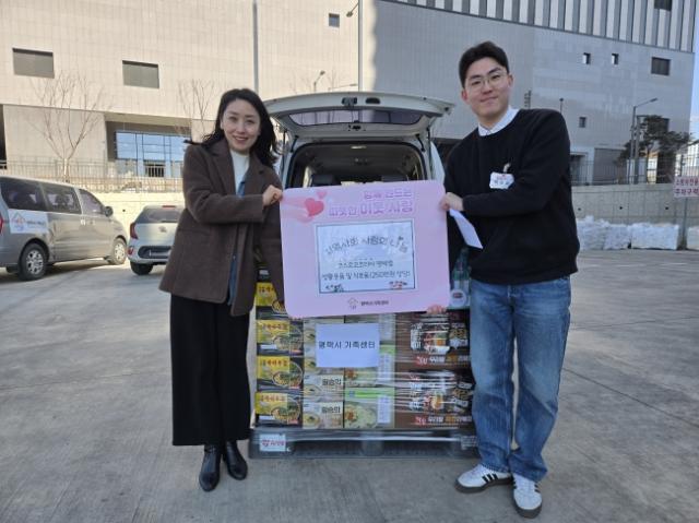 NSP통신-평택시가족센터에 코스트코코리아 평택점이 생활용품 및 식료품을 후원했다. 사진은 후원물품 기념촬영 모습. (사진 = 평택시)