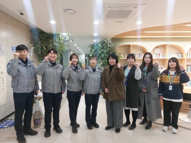 -평택시청소년재단과 평택경찰서 관계자들이 청소년 안전망 강화 실무진 간담회 후 기념촬영을 하고 있다 사진 평택시