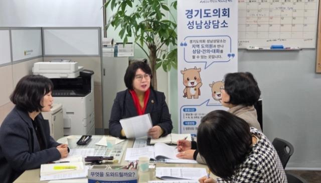 NSP통신-이서영 의원이 23일 경기도의회 성남상담소에서 박숙열 경기도교육청 국제교육원장으로부터 업무보고를 받고 있다. (사진 = 경기도의회)