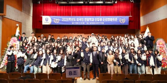 NSP통신-안양대학교 2026학년도 외국인 전담학과 신입생 오리엔테이션 기념촬영 모습. (사진 = 안양대학교)