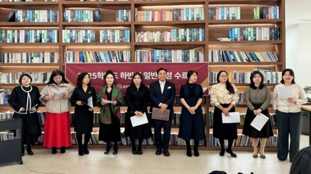 NSP통신-김포대학교 평생교육원 2025학년도 하반기 일반과정 수료 기념촬영 모습. (사진 = 김포대학교)