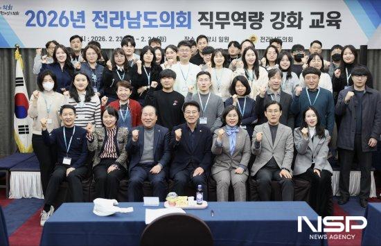 NSP통신-2026년 정책지원관 역량강화 워크숍 참석자 기념 찰영 (사진 = 전남도의회)
