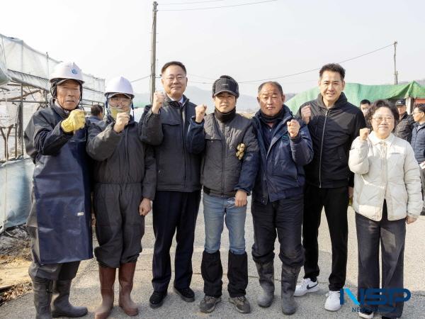 NSP통신-칠곡군은 65세 이상 고령자 및 여성 단독농업인 대상으로 겨울철 영농부산물 불법 소각으로 인한 산불예방과 농업인의 안전한 영농환경 조성을 위해 오는 28일까지 영농부산물 파쇄지원단을 운영한다. (사진 = 칠곡군)