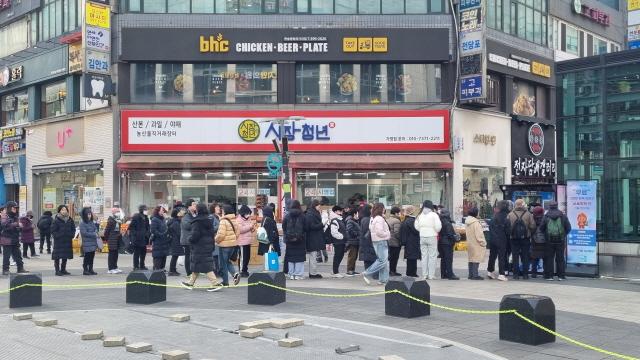 NSP통신-군포시 시민들이 군포의 스마트 핫팩 자판기 사업인 군포 핫뜨거를 이용하고 있다. (사진 = 군포시)