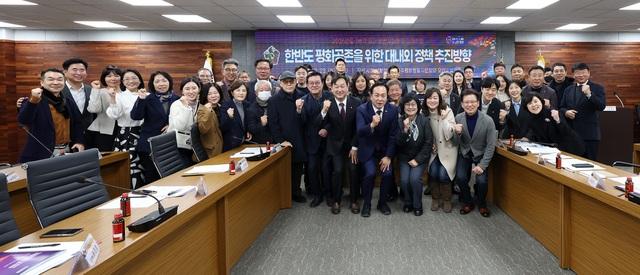 NSP통신-23일 주평화통일자문회의 오산시협의회 정기회의에서 이권재 오산시장과 참석자들이 기념촬영을 하는 모습. (사진 = 오산시)